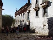 Улица в монастыре Ташилунпо (Tashilunpo Monastery)