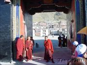 Монахи на входе в монастырь Ташилунпо (Tashilunpo Monastery)