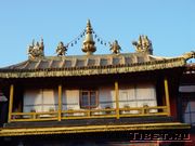 В храме Джоканг