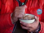 Приготовление цампы - основной пищи в Тибете