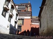 Улица в монастыре Ташилунпо (Tashilunpo Monastery)