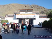 Вход в монастырь Ташилунпо (Tashilunpo Monastery)